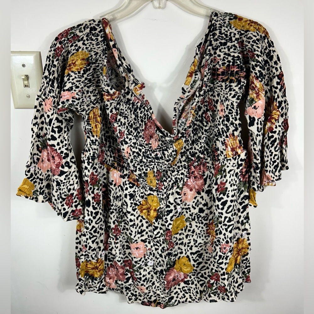 Torrid Floral Leopard Cold Shoulder Top Women’s Size 1 Smocked‎ Crinkle Babydoll